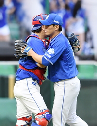[포토]승리의 기쁨을 나누는 삼성 김재윤과 강민호