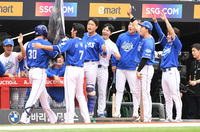 [포토]삼성 김영웅, 점수 차 벌리는 2점 홈런