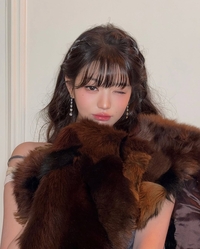 졸린 눈으로 윙크 발산한 ‘마드모아젤’ 장원영, 프랑스 파리를 녹이는 중!