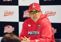 [포토]SSG 이숭용 감독, “2차전 선발은 김건우”