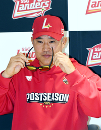 [포토]고글 쓰는 SSG 이숭용 감독