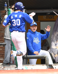 [포토]김영웅의 홈런을 반기는 삼성 박진만 감독