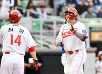 [포토]최정과 홈런의 기쁨을 나누는 고명준