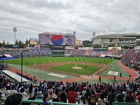 대형 태극기 연상케 한 랜더스필드, 매진행렬 속 삼성-SSG ‘로드 투 서울’ 오픈 [준PO1 현장속으로]