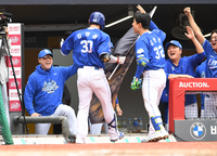 [포토]김영웅의 홈런에 환호하는 삼성 박진만 감독