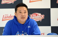 [포토]삼성 박진만 감독, 1차전을 승리로!