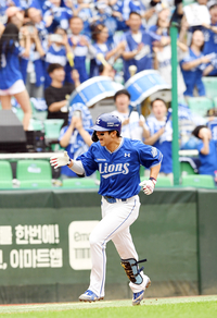 [포토]삼성 김영웅, SSG 화이트 상대 2점 홈런