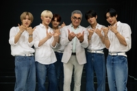 나우즈, 美 배우 유진 레비 만난다…Apple TV+ 여행 다큐멘터리 깜짝 출연