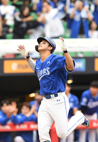 [포토]SSG 화이트 상대로 2점 홈런 뽑아낸 삼성 김영웅