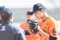 ‘9월 ERA 10.80’ 문동주에 한화도 ‘발 동동’…시즌 막판 부진, 가을야구서 극복할 수 있을까 [SS시선집중]