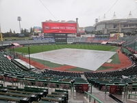 ‘가을야구 괴롭히는 가을비’ 방수포 깔린 문학, SSG-삼성 2차전 정상 개최 가능할까 [준PO2]