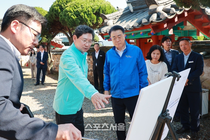이상일 시장과 구복규 화순군수가 10일 조광조 선생 유배지를 둘러보며 교류 협력방안을 논의했다. 제공=용인시