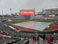 ‘끝내 비에 막혔다’ SSG-삼성 준PO 2차전 ‘우천 취소’…11일 오후 2시 문학에서 개최 [준PO2]