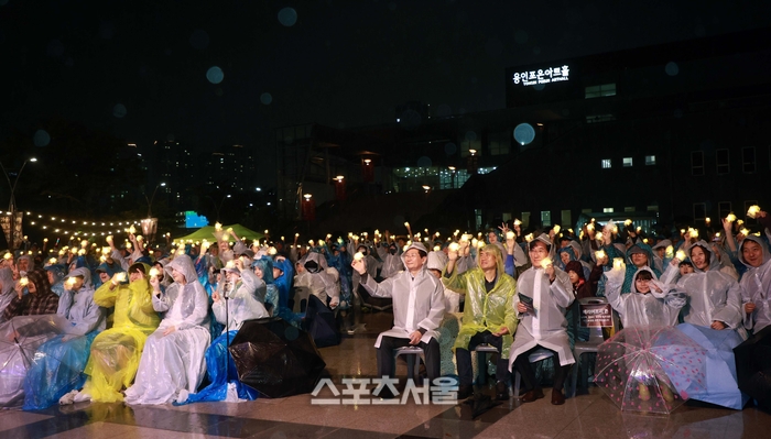 이상일 시장이 10일 저녁 포은아트홀 문화광장서 열린 ‘가을별빛 콘서트’에 참석해 시민들과 공연을 함께했다. 제공=용인시