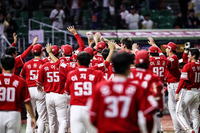 팬과 함께 한 마음으로! SSG, 홈에서 열리는 준PO 2차전서 붉은색 ‘원정 유니폼’ 착용