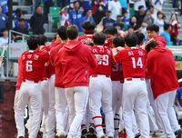 승부는 다시 ‘원점’…묘하게 바뀐 흐름→비가 만들어낸 ‘거대한 변수’ [준PO2]