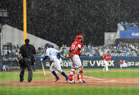 [포토]준PO 3차전, 1회말 비로 인해 중단