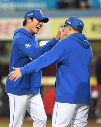 [포토]승리의 하이파이브를 나누는 삼성 원태인과 박진만 감독