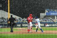 [포토]경기 중단 선언하는 구심