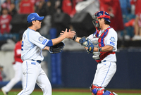 [포토]삼성 김재윤-강민호, 승리의 하이파이브