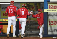 [포토]이숭용 감독과 하이파이브 나누는 고명준