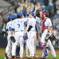 [포토]승리의 하이파이브를 하는 삼성