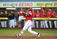 [포토]SSG 고명준, 추격 홈런 넘어간다!