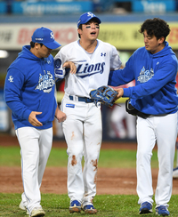 [포토]허리 부상으로 교체 아웃되는 삼성 김영웅