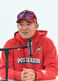 [포토]3차전 출사표 밝히는 SSG 이숭용 감독