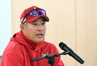 [포토]SSG 이숭용 감독, 3차전 승리를!