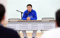 [포토]삼성 박진만 감독, “대구에서 끝내야...”