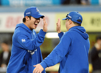 [포토]삼성 원태인, 박진만 감독과 승리의 하이파이브