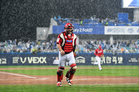 [포토]비로 인해 철수하는 SSG 이지영