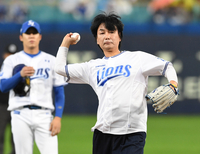 [포토]배우 이철민의 시구, 원태인이 지켜보는 가운데!