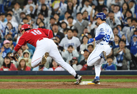 [포토]고명준 옆으로 빠지는 안상현의 송구 실책