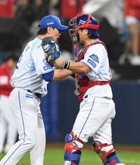 [포토]승리의 기쁨을 나누는 삼성 김재윤과 강민호