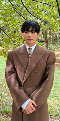 뷔, 크루아상 먹었을뿐인데!…파리의 성지(?) 되다