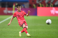 김옥빈, 순백의 자태 공개…새신랑은 실루엣도 없다