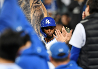 김옥빈, 순백의 자태 공개…새신랑은 실루엣도 없다