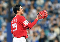 [포토]연속 볼넷 허용에 아쉬워하는 SSG 김광현