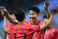 [포토] 골 넣은 엄지성과 환호하는 손흥민