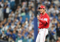 [포토]최정의 플레이에 아쉬워하는 SSG 김광현