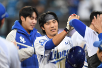 김옥빈, 순백의 자태 공개…새신랑은 실루엣도 없다