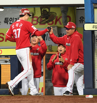 [포토]동점 주자 맞이하는 SSG 이숭용 감독