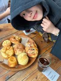 에스파 카리나, 도쿄 공연 후 ‘빵지순례’ 휴식…“저만 믿고 따라오세요!”