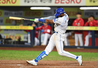 김옥빈, 순백의 자태 공개…새신랑은 실루엣도 없다