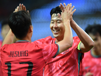 [포토] 손흥민, 골 넣은 엄지성과 환호