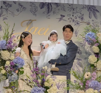 박수홍♥김다예, 딸 재이 돌잔치…동료들과 함께한 흥 넘치는 파티