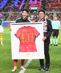 [파라과이전 현장] 상암에 뜬 ‘차붐’ 차범근, 父손웅정도 기립박수…‘A매치 137경기’ 손흥민을 기념하다