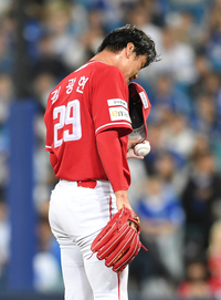 [포토]연속 볼넷 허요하며 위기 맞는 SSG 김광현